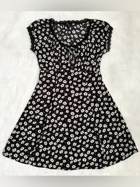 Monteau Black & White Floral Daisy Dress with Lace Trim Details